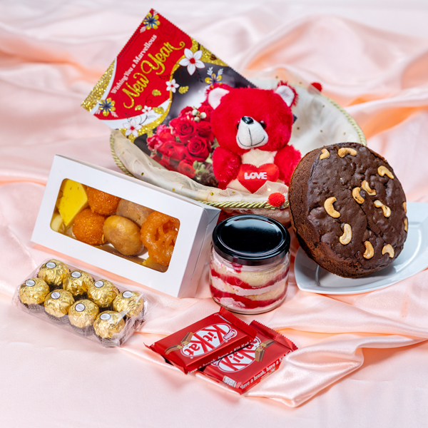 Gift Basket - Plum Cake & Sweet