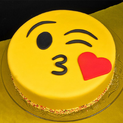 Kissing Smiley With Heart Theme Cake