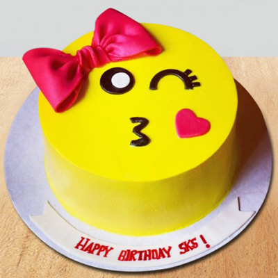Kissing Smiley With Bow Theme Cake 