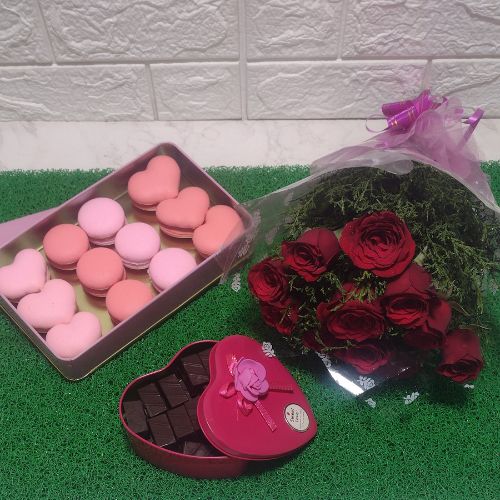 Macaroon & Chocolate Flower Combo