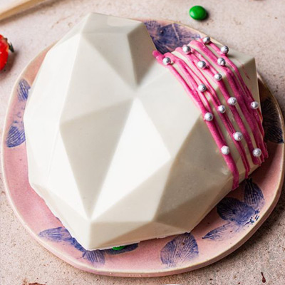 Milky Vanila Rich Pinata Cake